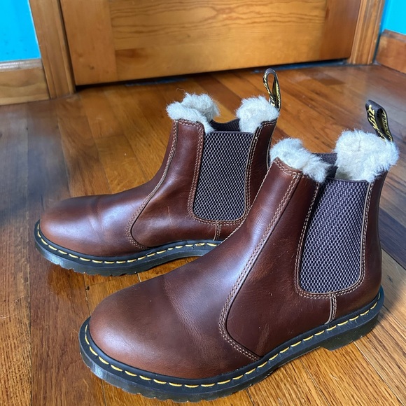 Size 9 Dr. Martens 2976 Chelsea Boot - Picture 2 of 6